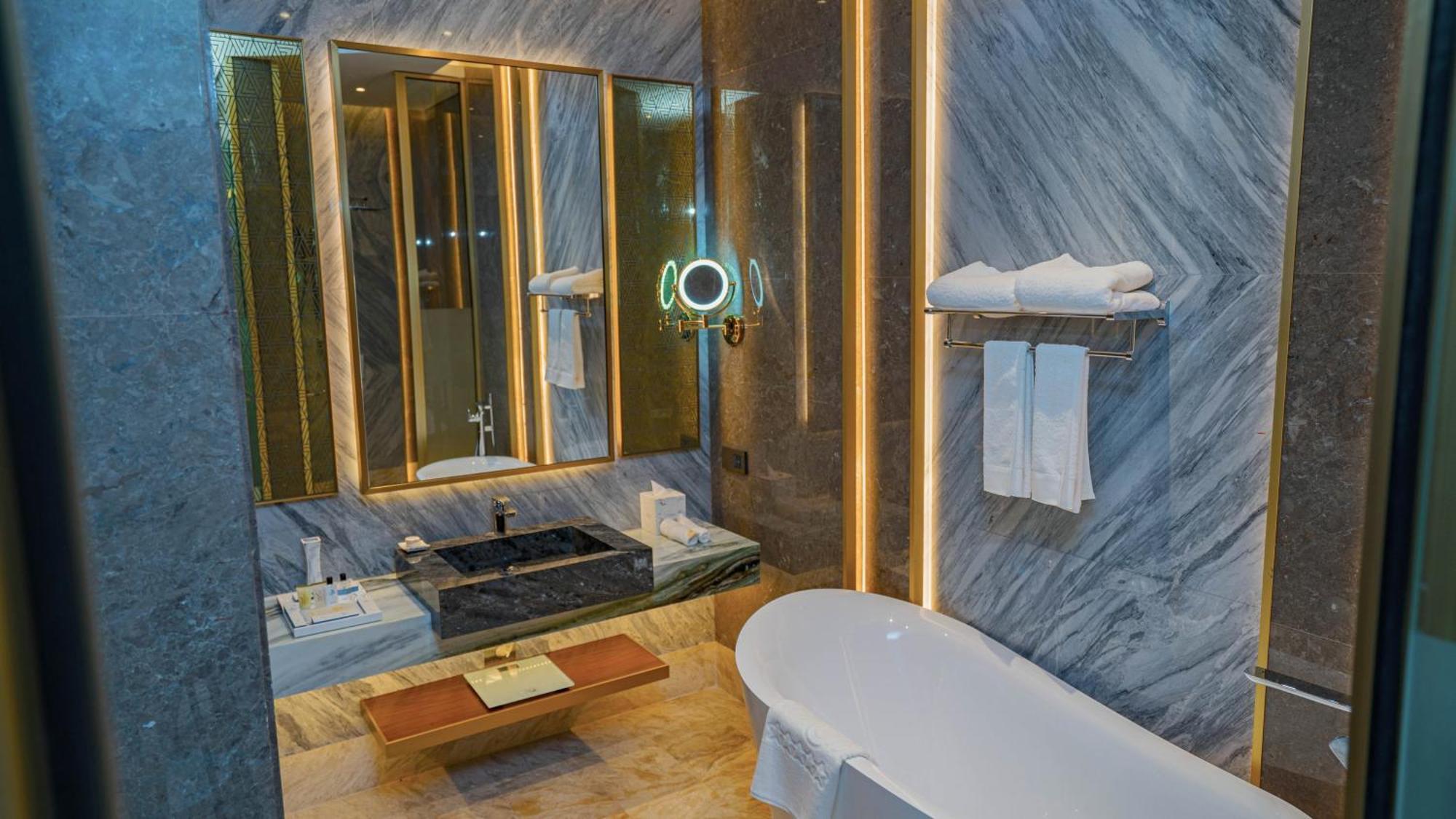 Velero Hotel Doha Lusail ภายนอก รูปภาพ Bathroom